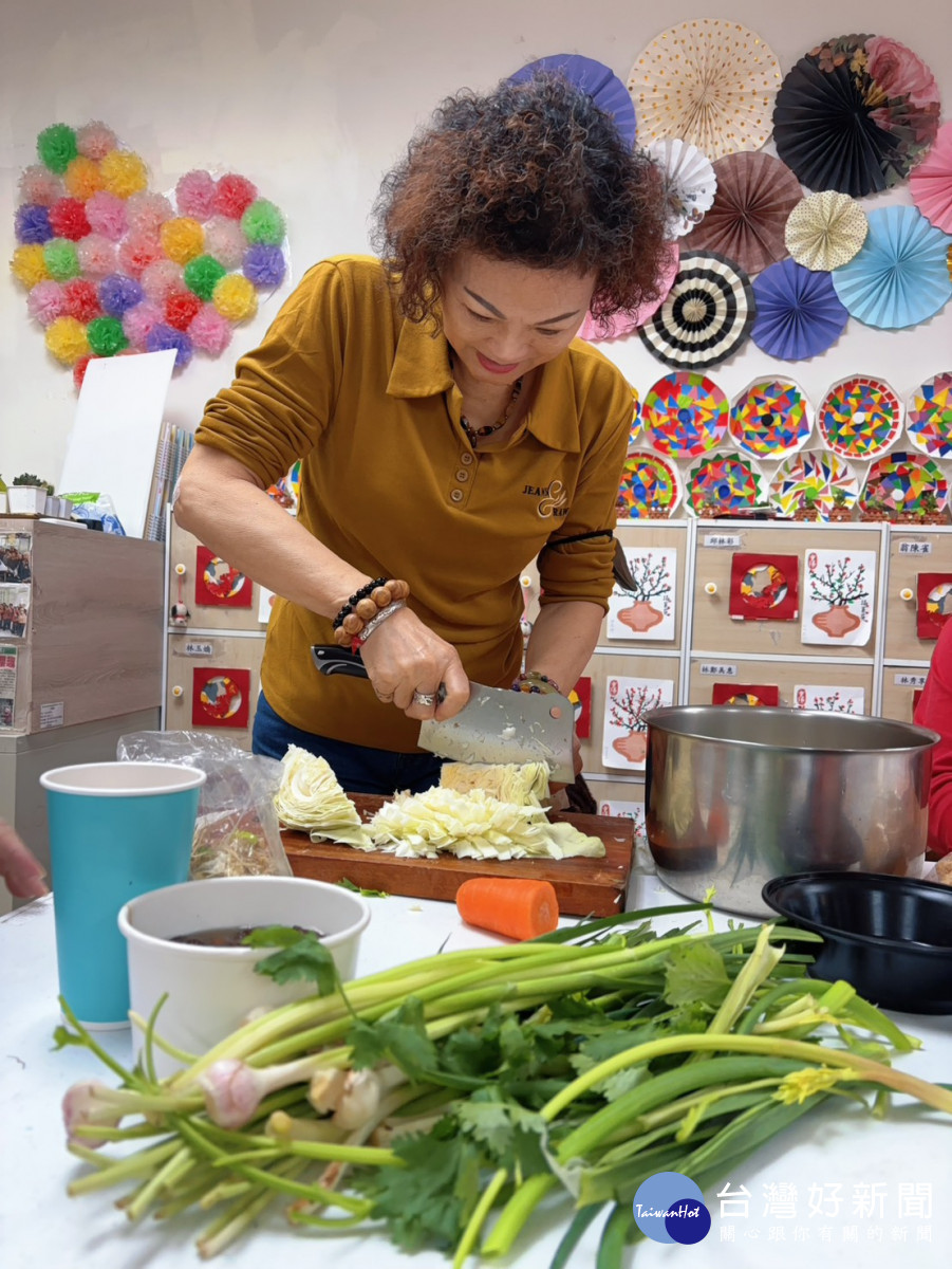 長輩們一邊搓湯圓、一邊互相打趣,現場氣氛溫馨熱鬧