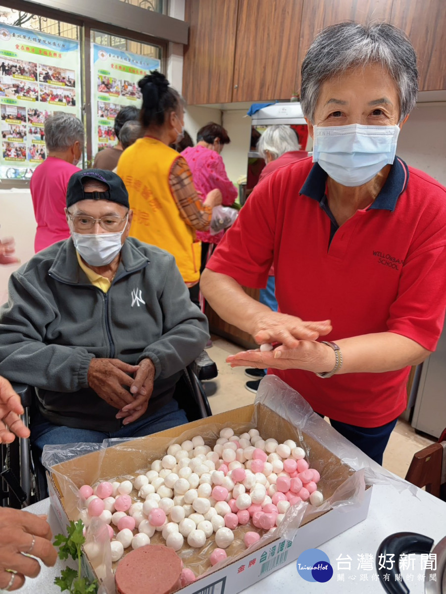 長輩們一邊搓湯圓、一邊互相打趣,現場氣氛溫馨熱鬧