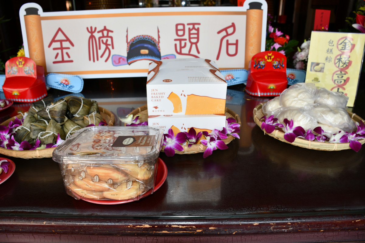 開化寺供桌上備齊為考生祈福的「包子、糕點、粽子」(寓意「包高中」)吉祥食品。圖/彰化市公所提供
