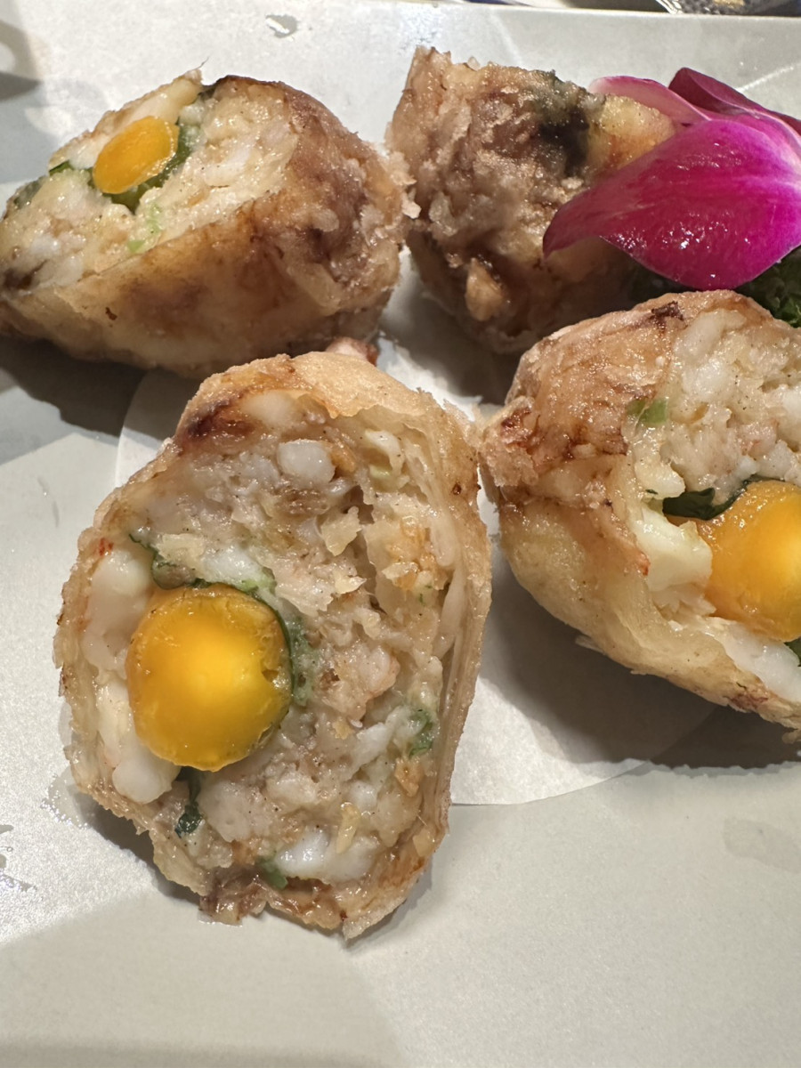 創意台菜,選用上等鹹蛋黃,經過米酒浸泡,去除腥味後,完美融合花枝漿、蝦漿、荸薺、青蔥及紫蘇等豐富配料的「蛋黃大蝦」。