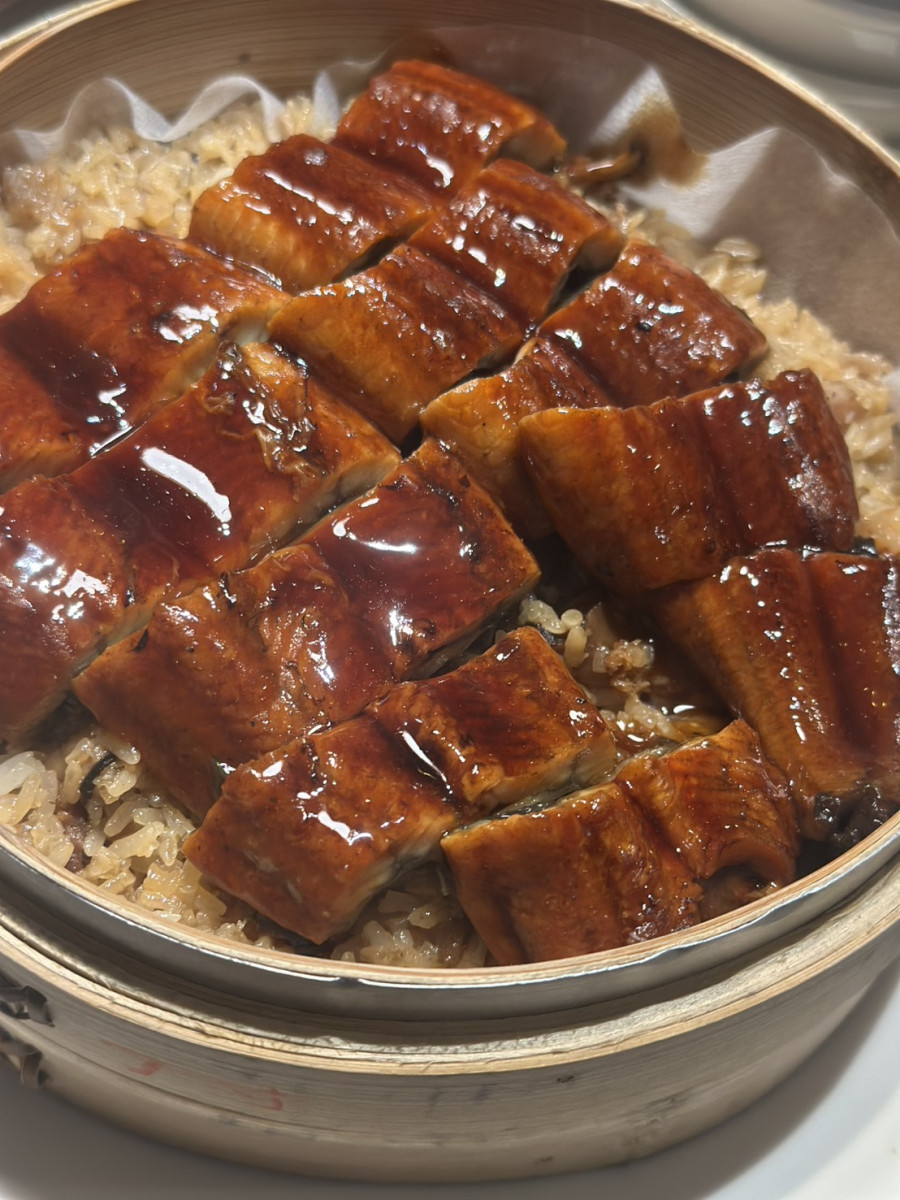 鰻魚米糕,選用新鮮鰻魚,搭配秘製醬汁烤製,醬香四溢。