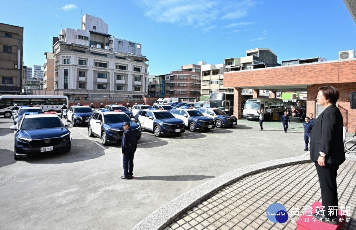 投入4,798萬元升級警用裝備，彰化縣府授車並感謝企業捐贈巡邏車。圖／記者鄧富珍攝