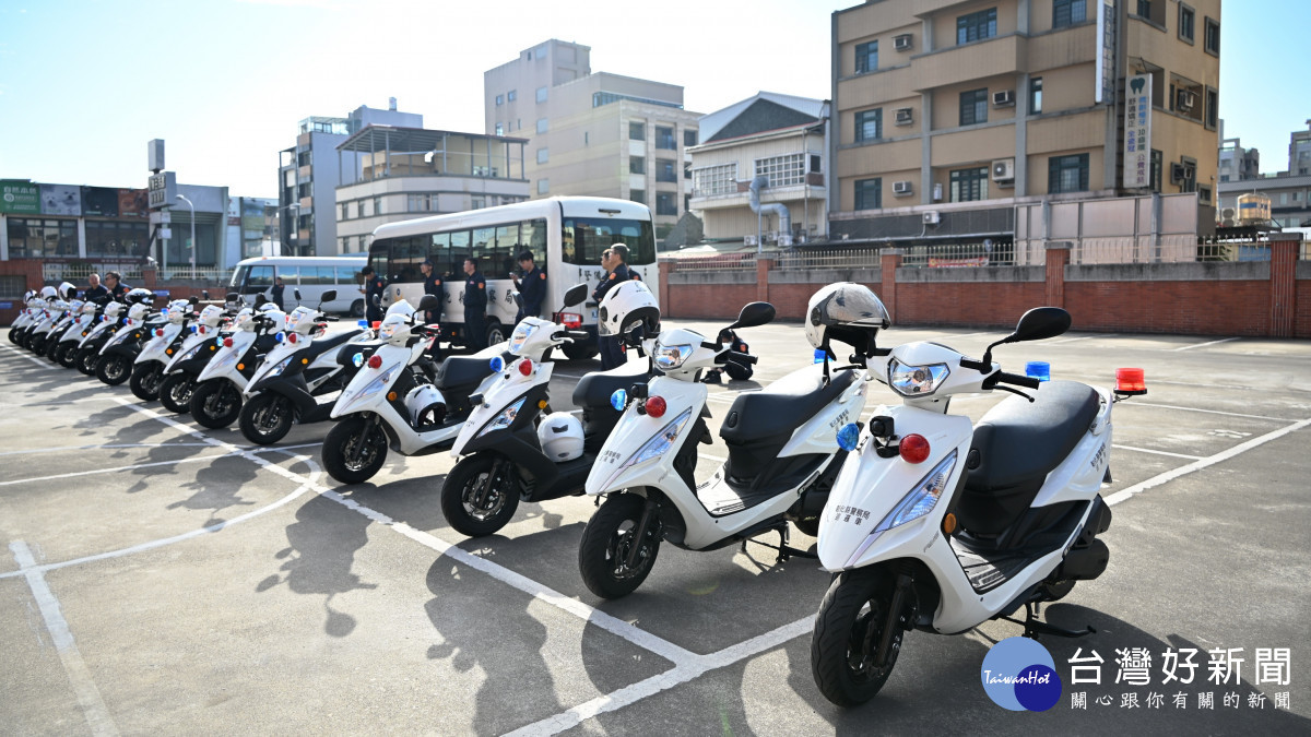 投入4,798萬元升級警用裝備，彰化縣府授車並感謝企業捐贈巡邏車。圖／記者鄧富珍攝