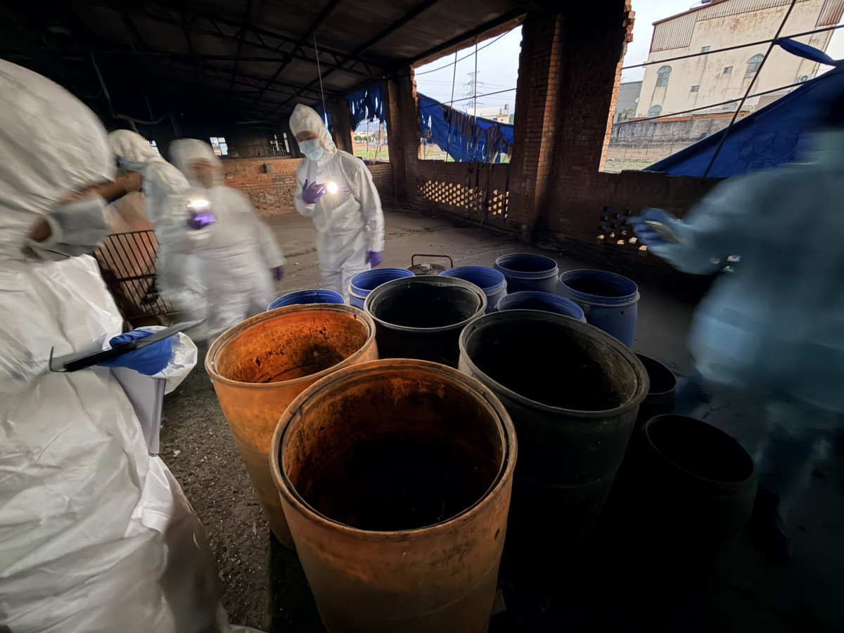 專案小組至現場聯合稽查，檢視廚餘桶情形。