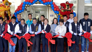 立委楊瓊瓔參加神岡區神洲里市民活動中心剪綵儀式。