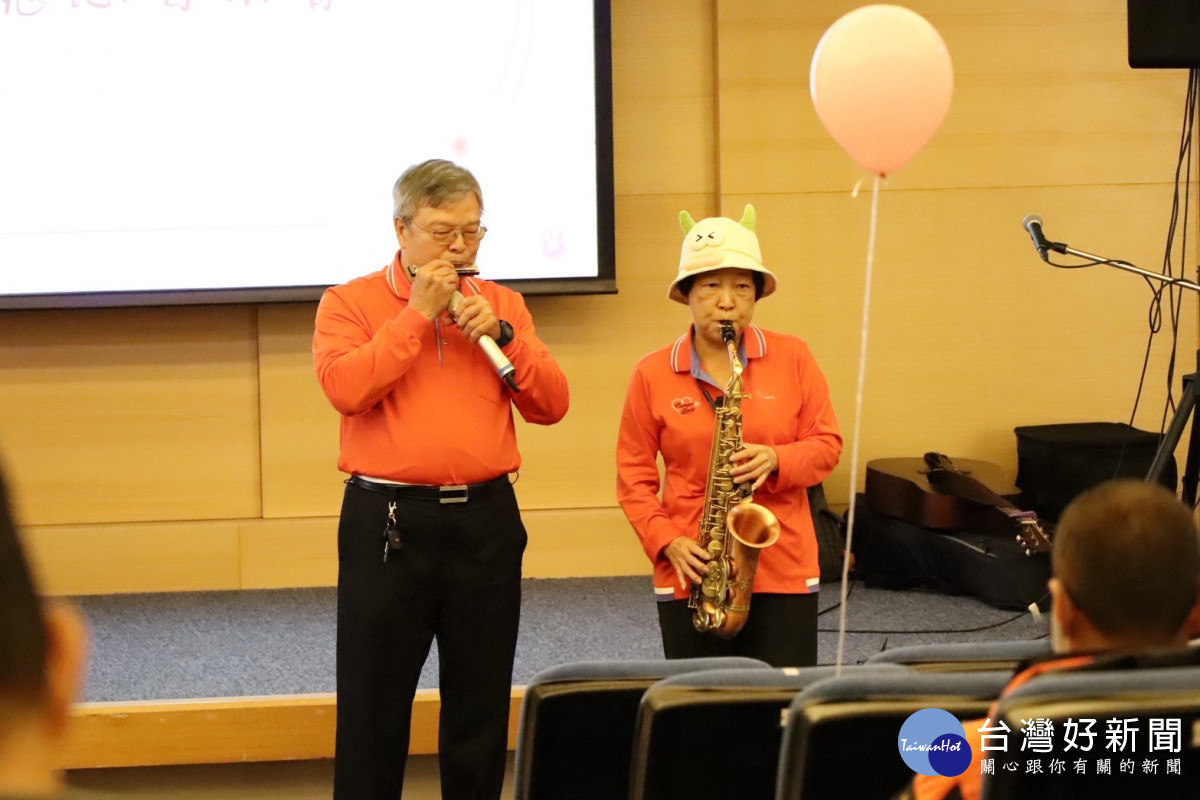 接受大愛肝臟移植的吳女士偕同丈夫現場吹奏一段薩克斯風樂曲。
