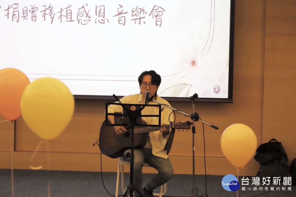 吉他手林大大以溫暖而動人的歌聲撫慰人心。
