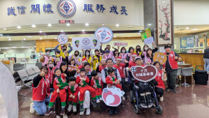 「十方慢飛天使來到台電台中區處服務中心，快閃表演兩首歌舞。