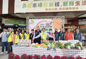 林世賢市長等人歡迎市民朋友參加自12月19日起展開的4處公有市場的聯合促銷活動。圖／記者鄧富珍攝
