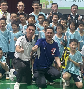 中華民國運彩公會及理事長何昱奇(藍衣)長期贊助基層運動。