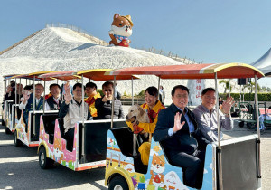 七股鹽山最萌「寵物列車」首航！