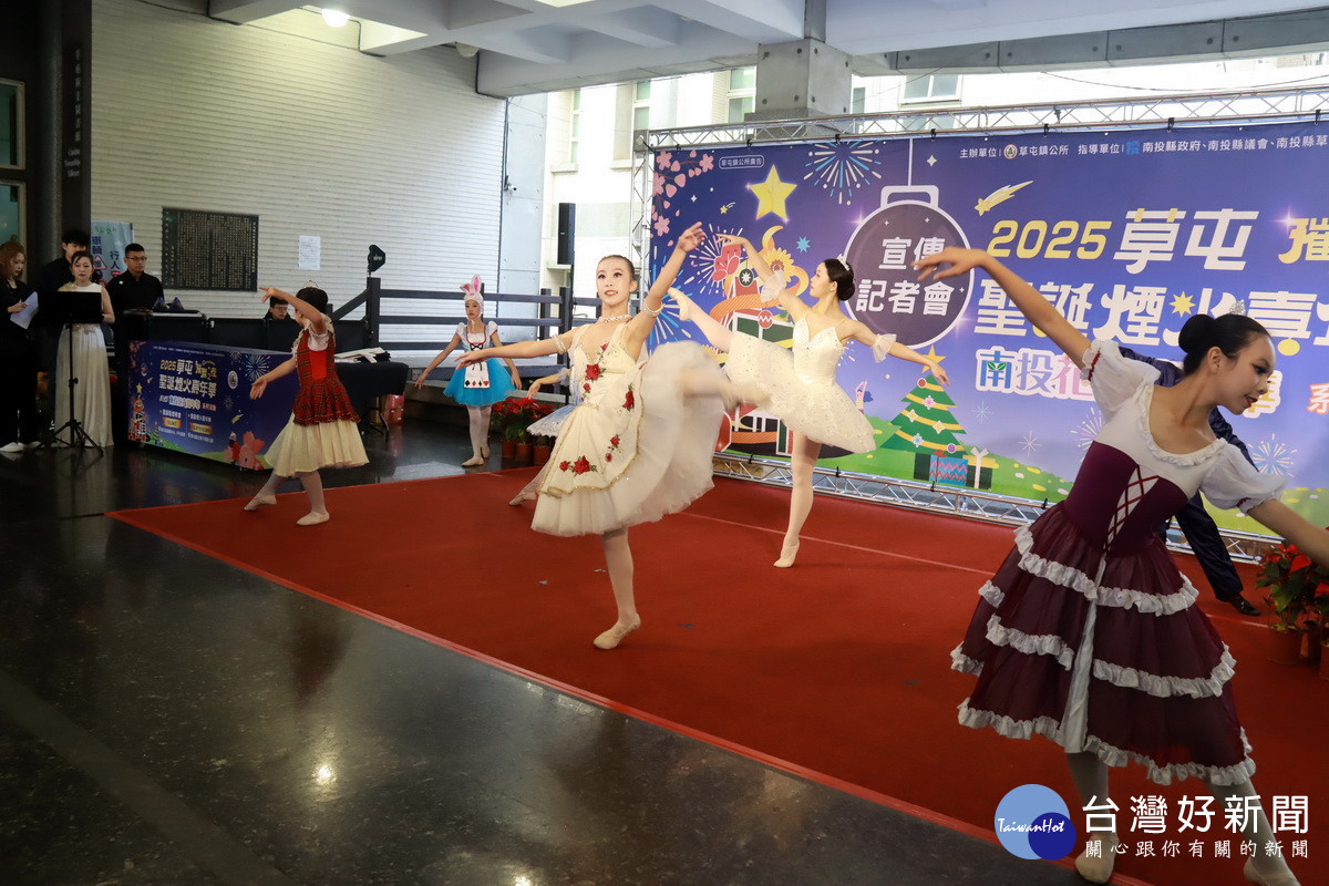 薪傳舞蹈團帶來精彩表演揭序幕。（記者扶小萍攝）