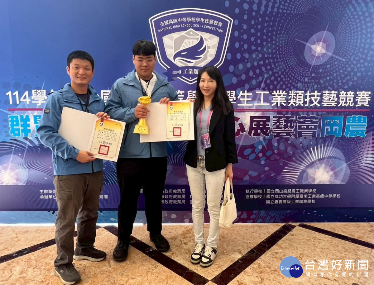 金手獎第三名-校長與選手及指導老師合影