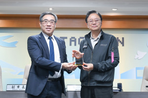 Gartner臺灣區副總裁廖銘仁頒發獎座予張市長。