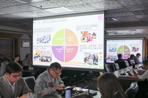 勞動局及婦幼局進行專題簡報。