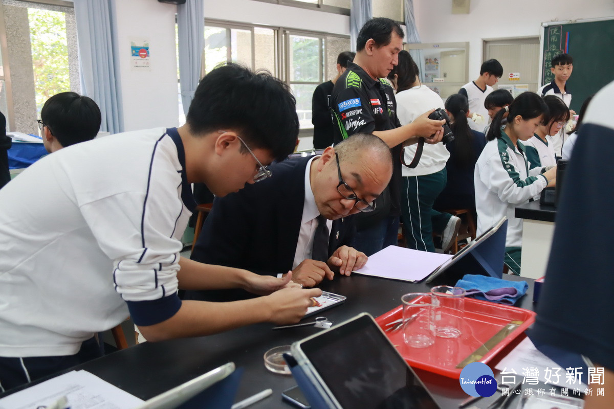 天草校長岩嵜 毅與中興同學一同進行實驗。（記者扶小萍攝）