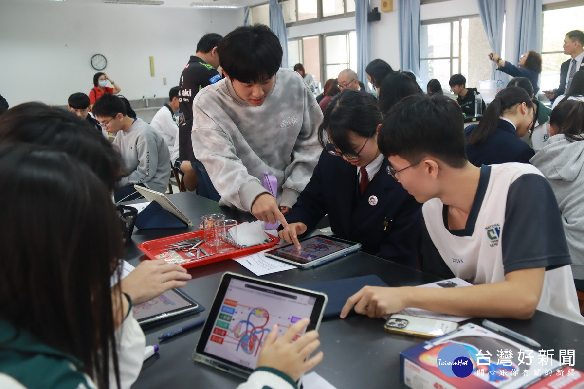 中興同學和日校同學進行實驗課程。（記者扶小萍攝)