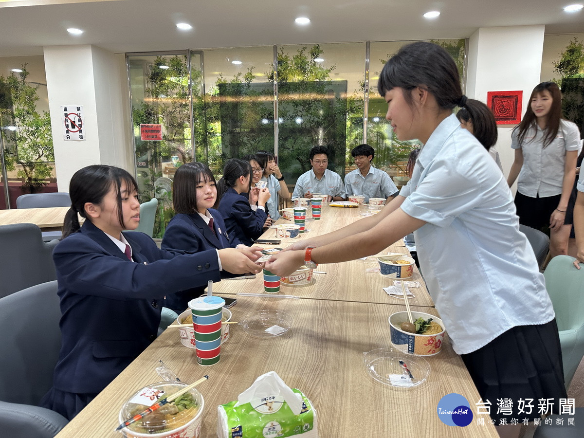 午餐中彼此交流熱絡。（記者扶小萍攝）