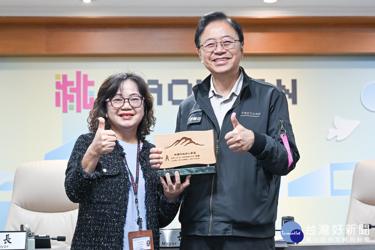 市府人事處在「114年度人事業務績效考核」中拿下「特優」，處長林妙貞獻獎予市長張善政。<br />
