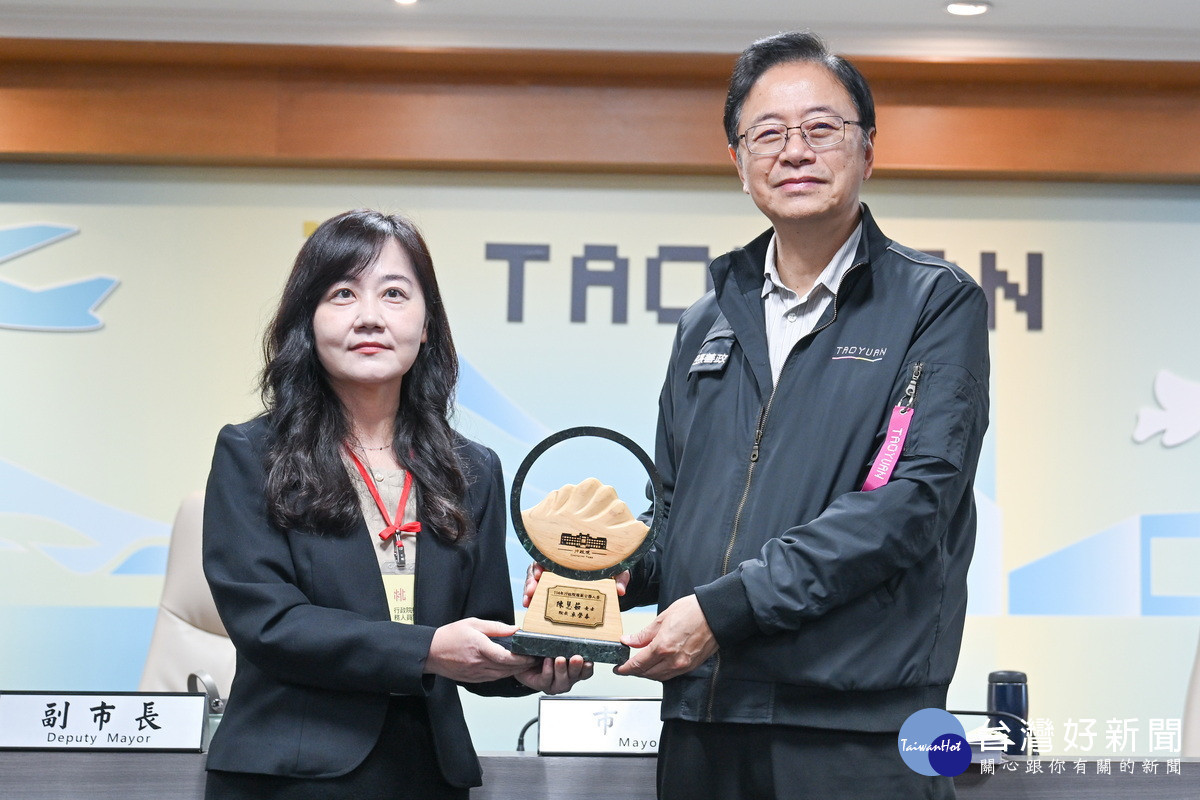 勞動局就業職訓服務處副處長陳慧茹榮獲「行政院模範公務人員」，獻獎予市長張善政。