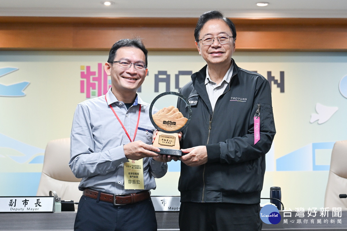 經濟發展局專門委員廖振宏榮獲「行政院模範公務人員」，獻獎予市長張善政。<br />
