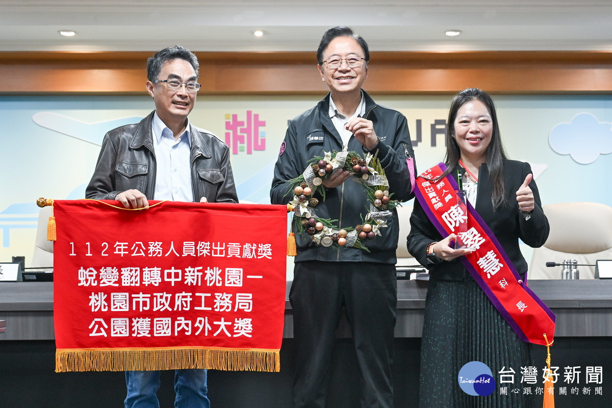 工務局科長陳翠慧榮獲「考試院公務人員傑出貢獻獎」，獻獎予市長張善政。<br />
