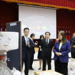 嘉義地檢署檢察官張建強(（持麥克風說明案情者)指揮海巡署、警方偵破K他命製毒工廠。(圖／嘉義地檢署提供)