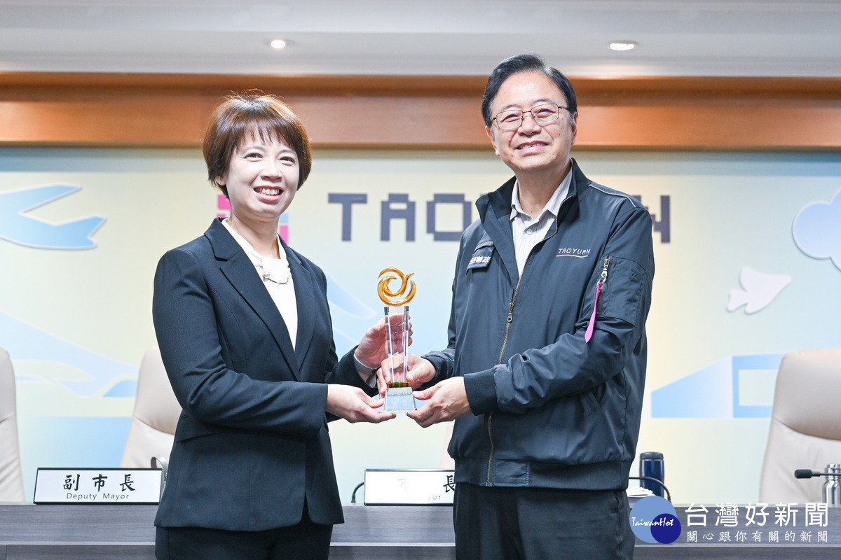桃園市智慧交通榮獲金恆獎「雙軸創新治理獎－金獎」，市長　張善政於市政會議中受獻獎。