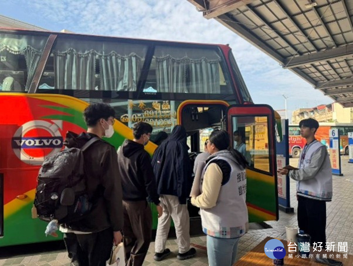 為避免活動期間市區道路壅塞或違停造成交通紊亂，嘉義市府鼓勵民眾多利用大眾運輸，並提供免費接駁車轉乘／嘉義市府提供