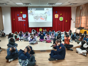 白河警分局前往東山區東原國小實施防空避難宣導／警方提供