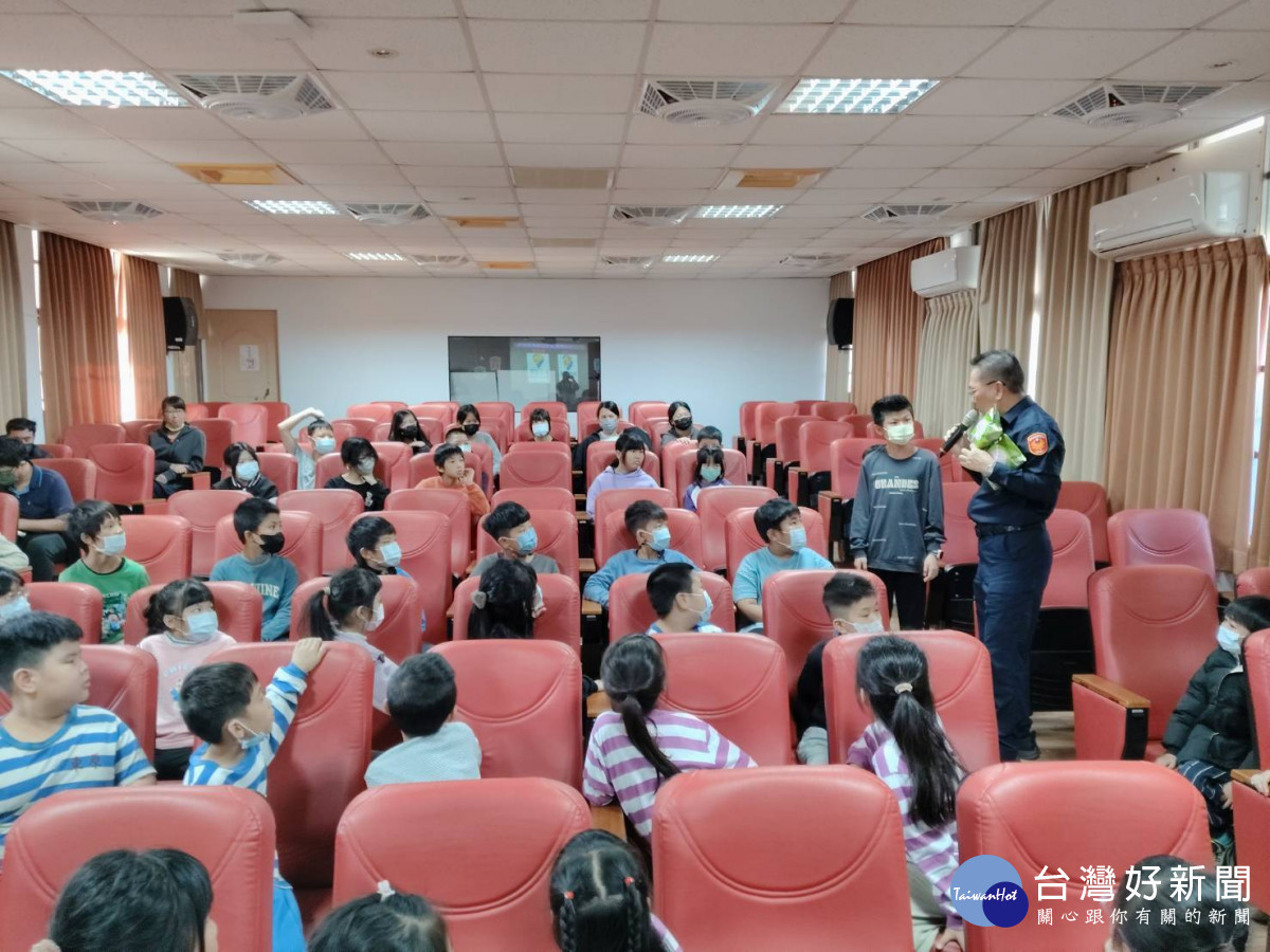 白河警分局前往東山區東原國小實施防空避難宣導／警方提供