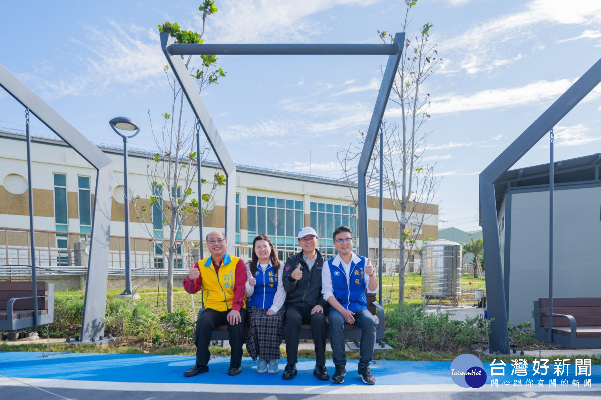 張市長與貴賓合影。