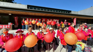 華山基金會邀請長輩走出家門歡慶冬至點象徵湯圓的大燈籠。（華山基金會提供）