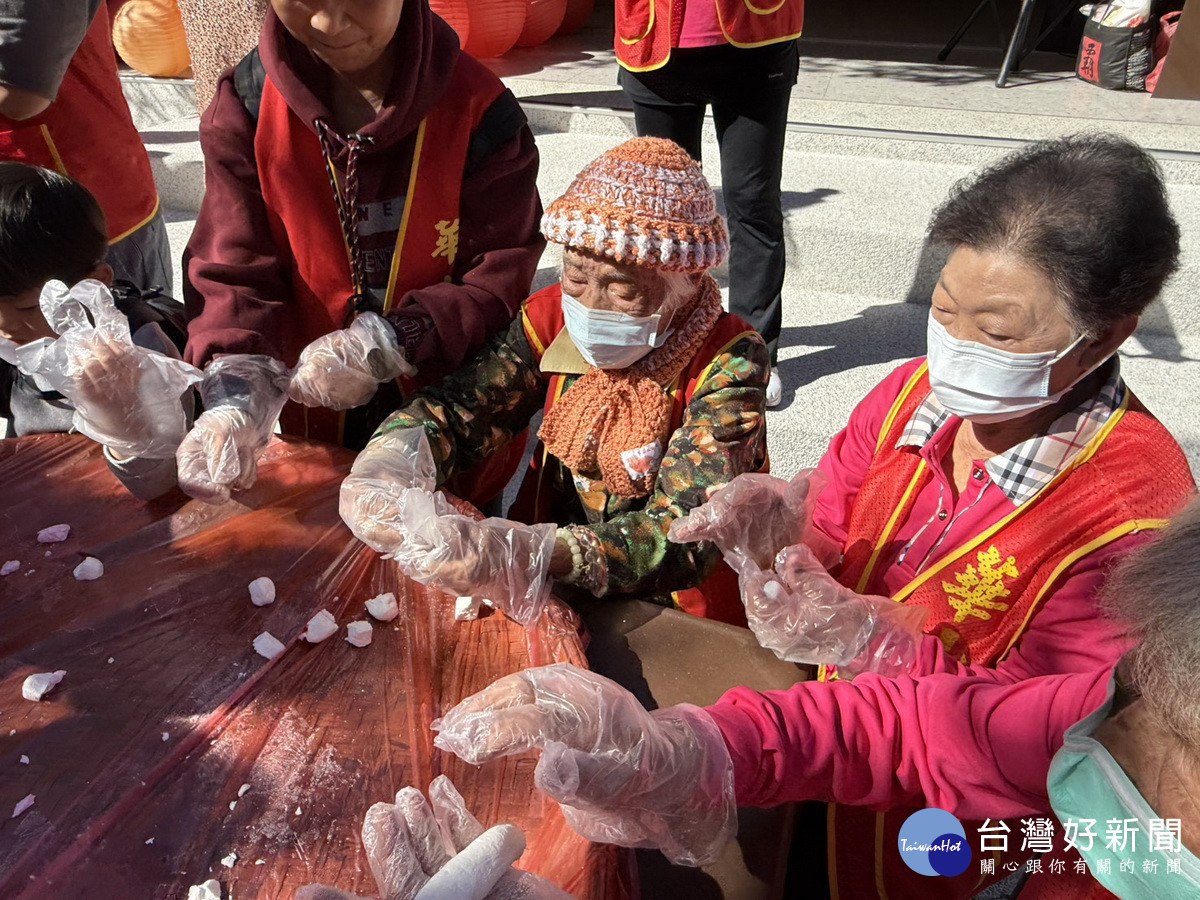 林阿嬤歡歡喜喜與大家同慶冬至迎新年。(華山基金會提供)
