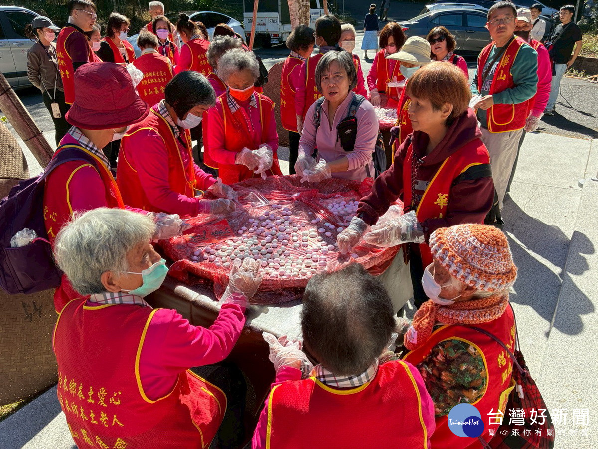 長輩們圍在一起搓湯圓聊家常心情暢快無比。(華山基金會提供)