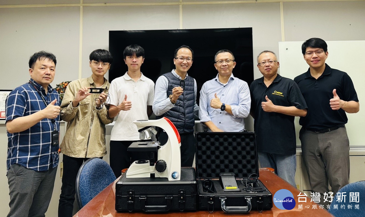 中原大學醫工系「特司光學」與兆強科技團隊在TIRS隨插即用可視化奈米顯微光學模組前合影。