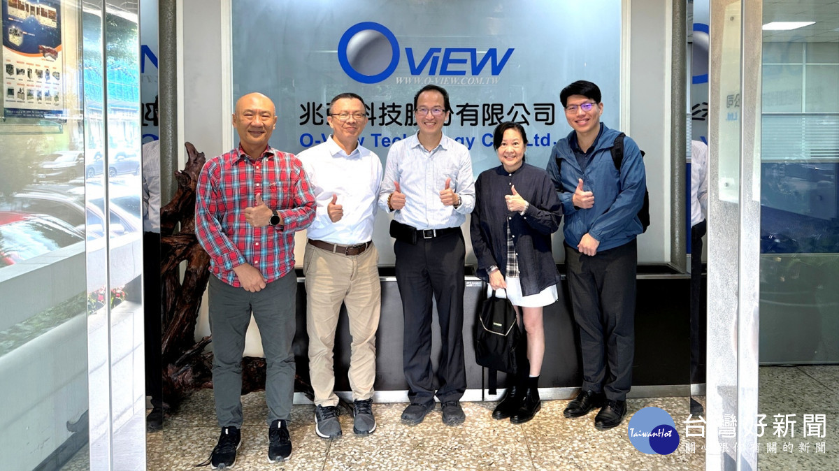 中原大學醫工系「特司光學」初創孵化夥伴團隊合影。(左起:兆強科技副董王宗健、董事長潘佳憶、特司光學創辦人林政鞍、商發顧問尤金貫、共同創辦人周昆德)