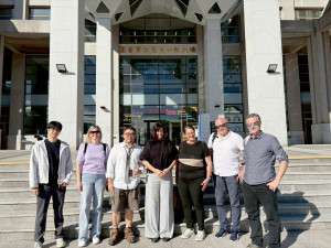 國際處組員鄭昀昕(左起)、Claudia Zeppetzauer教授、外文系徐孝先老師、Sandra Bellet教授兼國際交流主任、Simone Naphegyi教授、與Karl Peb?ck教授、Thomas Schroffenegger教授，於暨大圖書資訊暨多功能大樓前合影。（暨大提供）