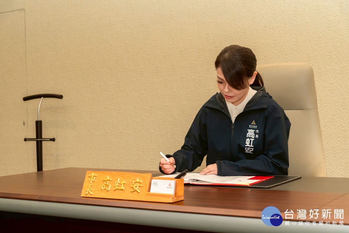 高虹安市長復職簽署公文。