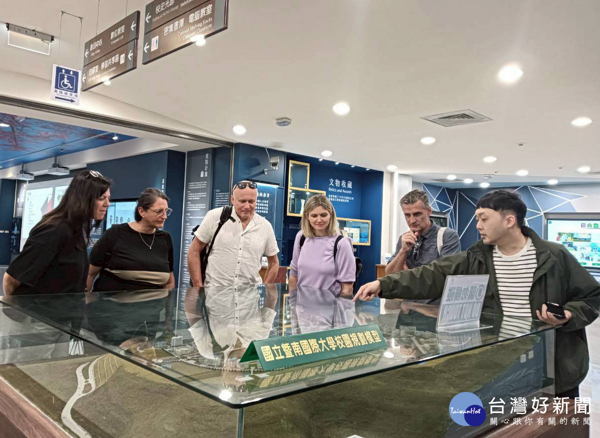 圖書館組員林冠甫(右一)，為PHV學者介紹暨大創校理念與校園場館設施。（暨大提供）