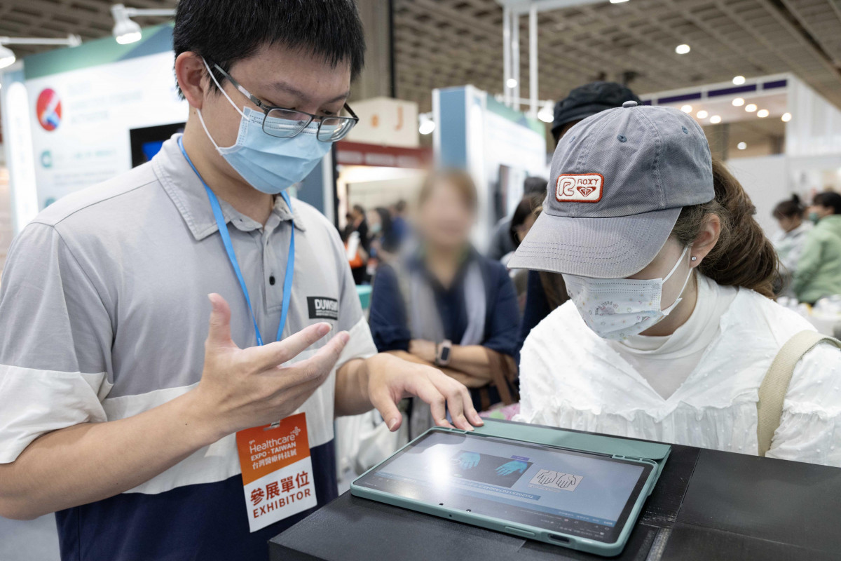 智能螢光檢測系統於2025台灣醫療科技展亮相,吸引民眾、醫院與學校高度關注。圖/彰基醫院提供