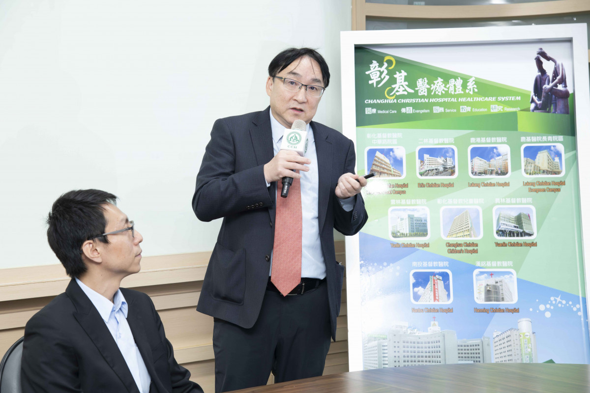 旭東機械黃棨杉總經理(右)說明,智能螢光檢測系統結合旭東半導體光學技術與彰基臨床感染管制專業,成功打造跨領域深度合作成果。圖/彰基醫院提供