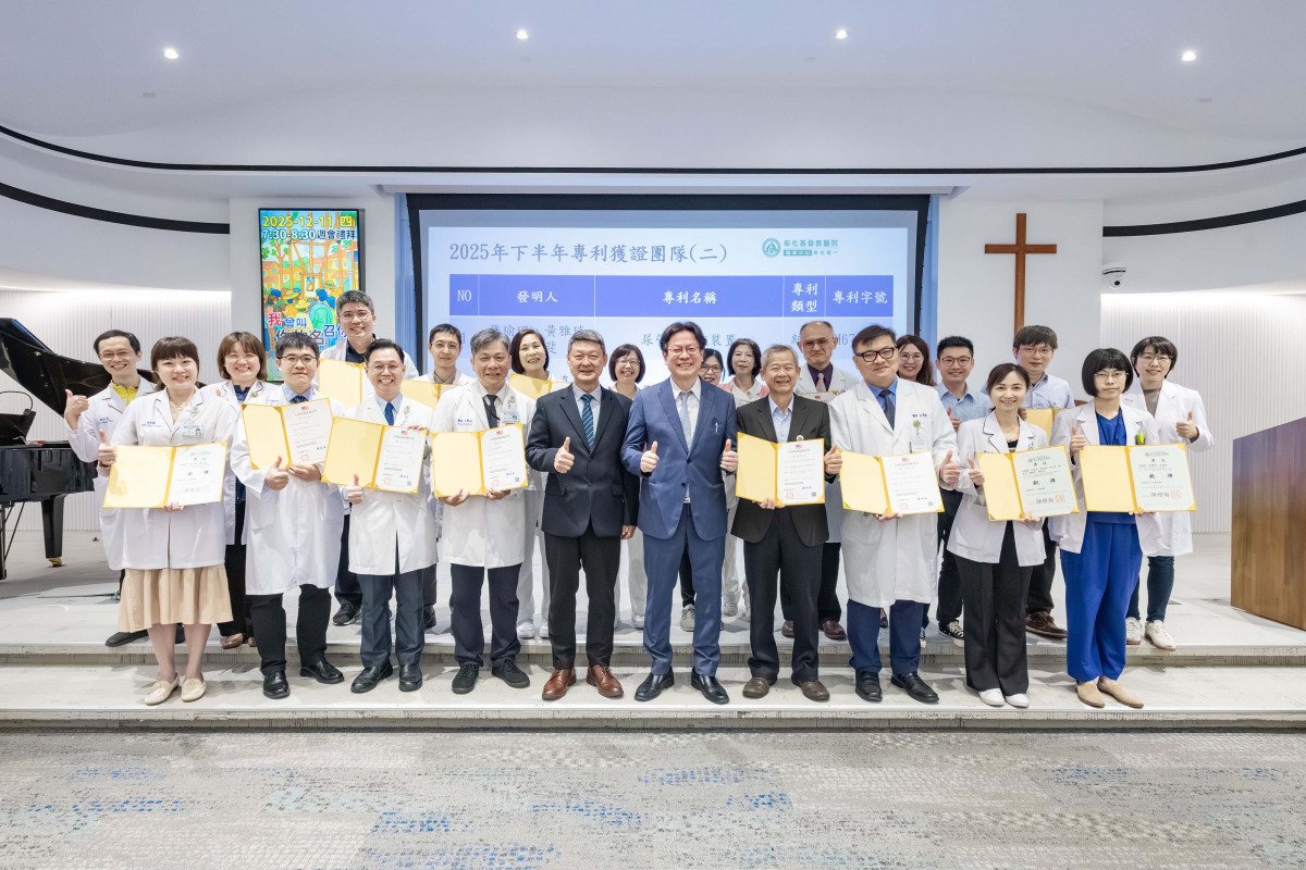 總院長陳穆寬教授(前排中)大力支持彰基推動感染管制與智慧醫療發展,臨床團隊兼顧品質與病安,持續創新研發,展現智慧醫療與臨床創新的行動力。圖/彰基醫院提供