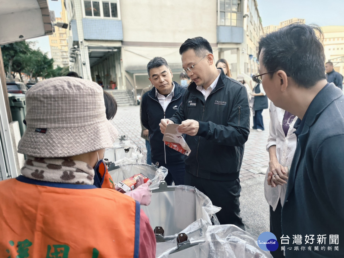 桃市府試推學校垃圾專用袋，市府、學校及志工攜手推廣，校園垃圾減量有效降低負擔。<br />
<br />
