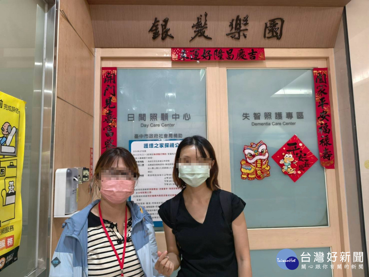 小晴與就服員在工作場所合照