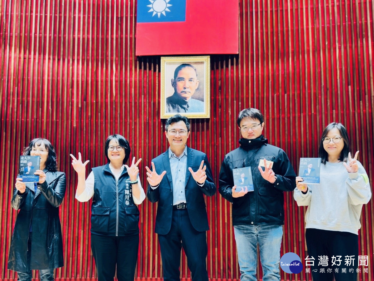陳月春處長、關懷員與連加恩執行長合影並宣傳臺中Hi 8活動