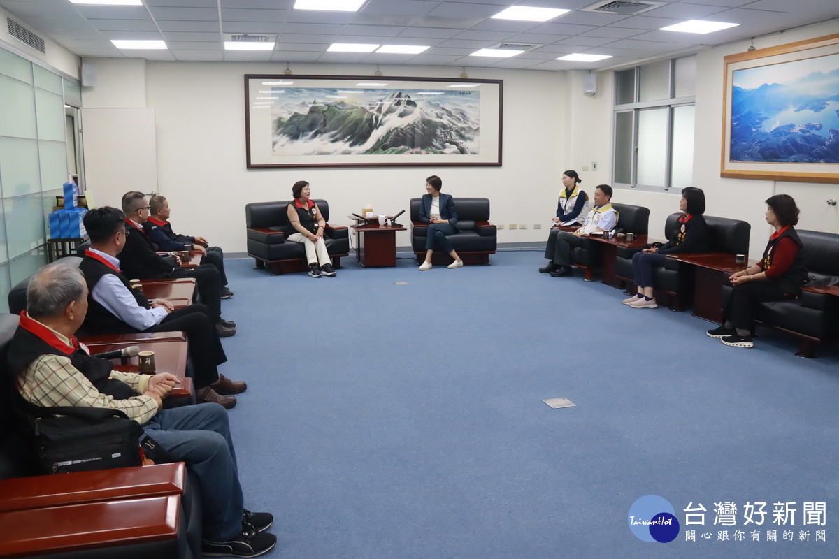 達成慈善基金會說明捐款均全部用於濟弱扶困。(記者扶小萍攝)