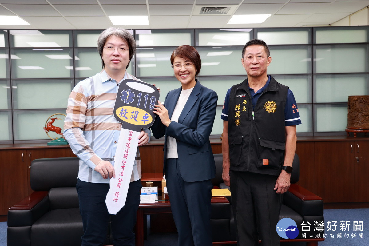 捐贈儀式於縣長室舉行。(縣府提供)