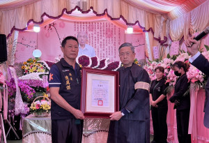 陳興傑局長回贈感謝狀，對林老先生至上最高敬意。（消防局提供）