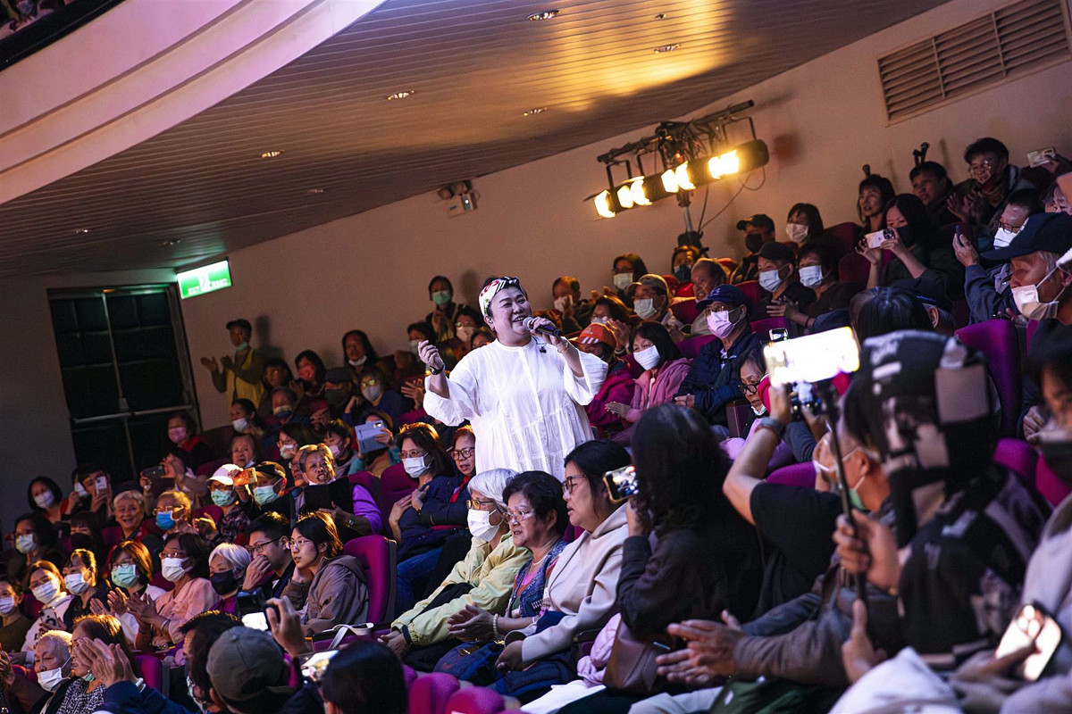 國民媽媽林美秀走入觀眾席,陪伴病友、家屬及醫護團隊度過難忘夜晚